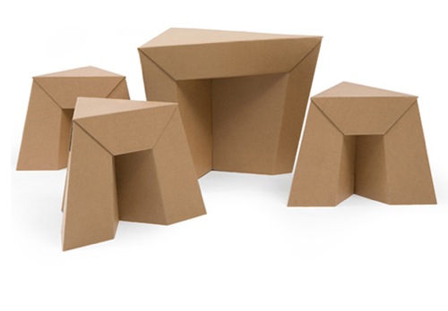 طاولة كرتون مموجة مع براز