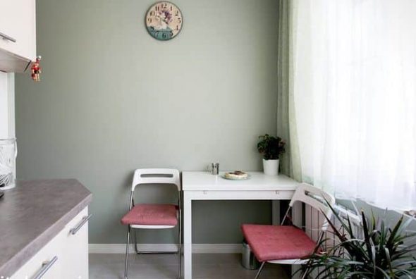 طاولة مع كراسي قابلة للطي