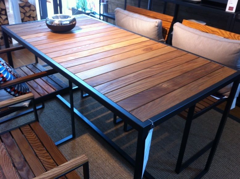 طاولة وكراسي من الملف الشخصي