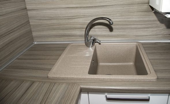 كونترتوب مصنوع من الحجر الصناعي والألومنيوم طيدة في لون الملحقات