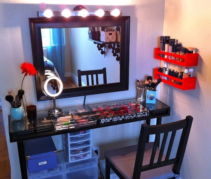 طاولة مكياج