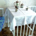 طاولة وكرسيين من سرير الأطفال