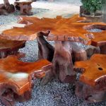 طاولات وكراسي من الصفيف لإعطاء شبه العتيقة بأيديهم