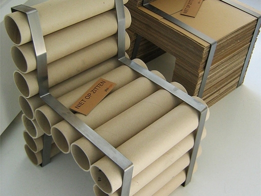 كرسي من الورق المقوى بكرة