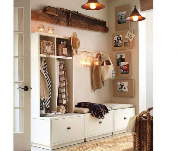 أثاث مشرق في مدخل صغير