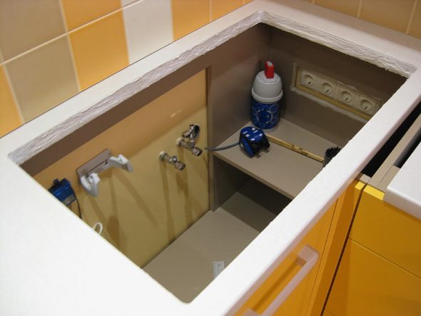 لذلك انظر خزانة مع الاتصالات في الداخل