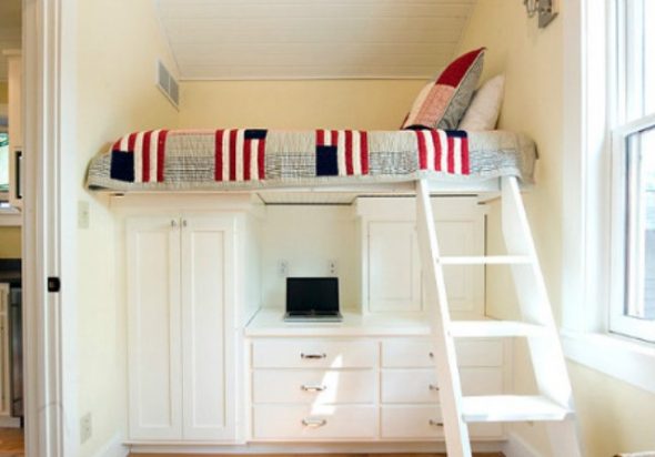 سرير علوي خشبي مريح