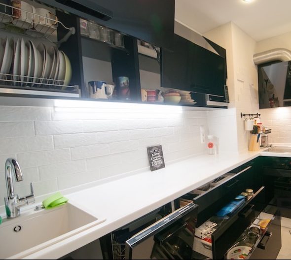 ركن المطبخ الأسود مع ملء