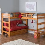 سرير علوي في الزاوية مع أريكة في الطابق السفلي