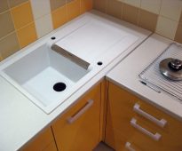 بالوعة المثبتة في خزانة الزاوية