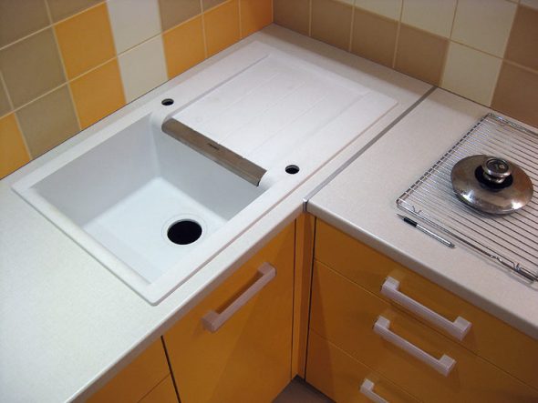 بالوعة المثبتة في خزانة الزاوية