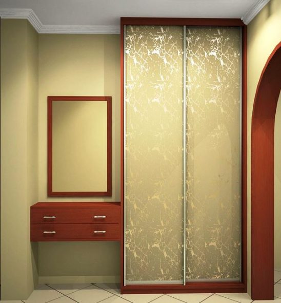 خزانة ملابس ضيقة للممر