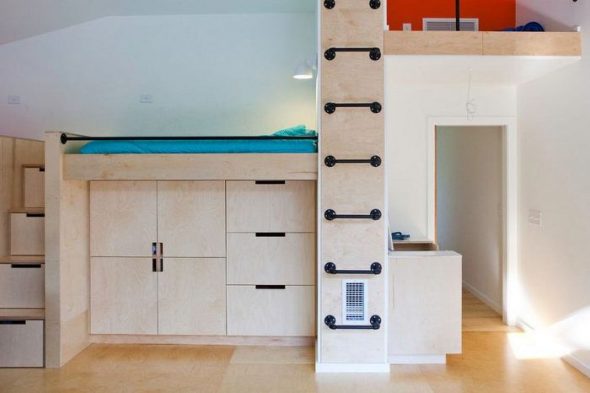 سرير علوي مجهز للبالغين