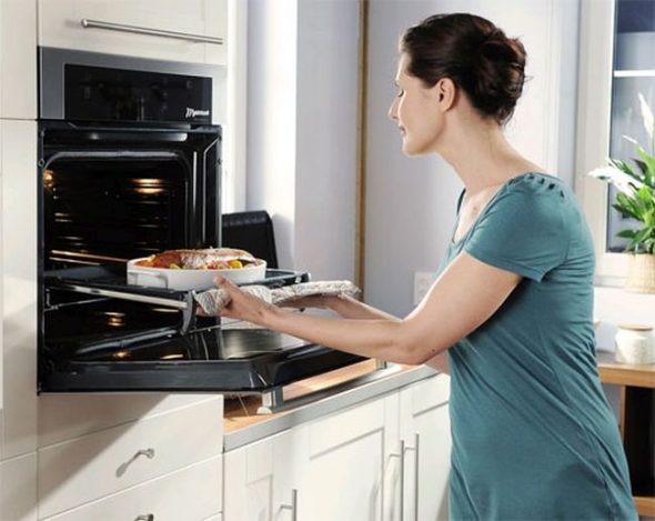 فرن مدمج على ارتفاع مريح