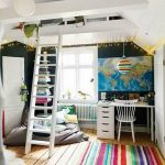 سرير مرتفع تحت السقف مع منطقة عمل