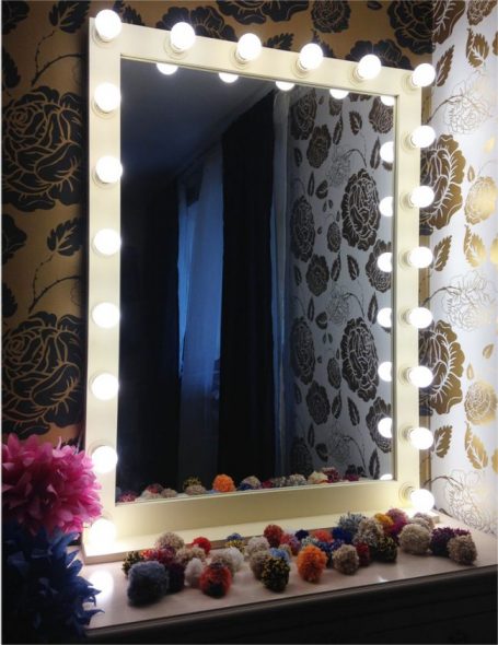 أبيض لمرآة المكياج