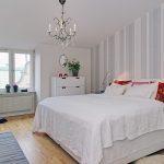 سرير أبيض ناعمة عالية