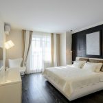 تم تمييز بياض الأثاث في غرفة النوم بواسطة الأسطح الداكنة.