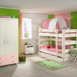 سرير أبيض وردي مع خيمة في الطابق الثاني