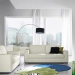 أرائك بيضاء في الداخل