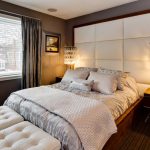 مستطيلات بيضاء على الرأس