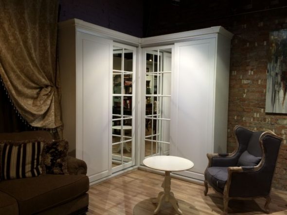 خزانة ملابس بيضاء