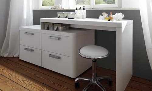 منضدة الزينة البيضاء