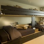 سرير كبير في مستويين لعدة أشخاص