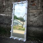 مرآة بيضاء كبيرة على الأرض بأيديهم