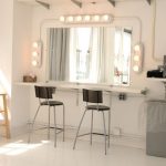 مرآة المكياج الكبيرة