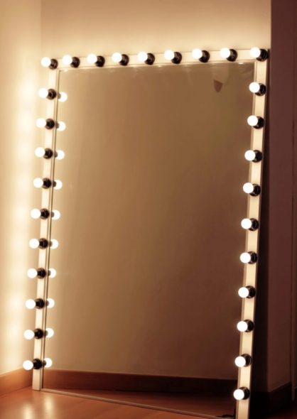 مرآة مكياج كبيرة محلية الصنع