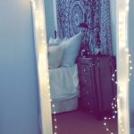 مرآة كبيرة في الأرض مع إكليل مضيئة