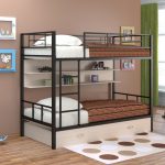 سرير معدني أسود في مستويين