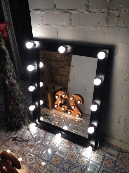 إطار أسود مع مرآة مكياج