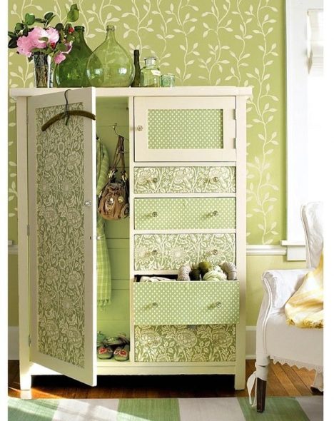 دكبج الصدر بأيديهم