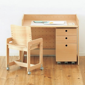 سقف خشبي وكرسي