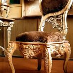 كرسي خشبي غير عادي