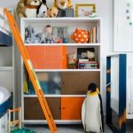 غرفة للأطفال لطفلين أكبر سنًا وطفل واحد