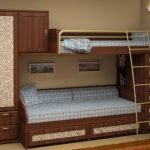 سرير طفل في الطابق الثاني مع أريكة في الطابق السفلي