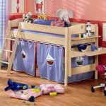 سرير طفل مع مساحة للعب