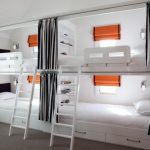 أسرة أطفال مع نوافذ وستائر