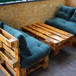 أرائك وطاولة على التراس الخارجي