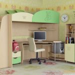 سرير بطابقين مع مساحة العمل