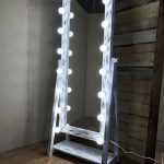 مرآة ماكياج على الوقوف