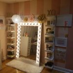 مرآة مكياج بيضاء