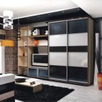 غرفة المعيشة الداخلية باللونين الأبيض والأسود.