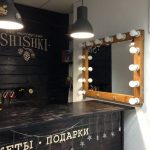 الإضاءة عالية الجودة لمرآة صغيرة الحجم ستساعد في صنع المكياج المثالي.