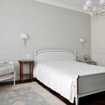 كلاسيكي مع أثاث مطلي باللون الأبيض وجدران بيضاء.