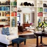 قسم خزانة الكتب باللون الأبيض