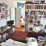 تتيح لك خزانة الكتب تقسيم المناطق للنوم والاستقبال